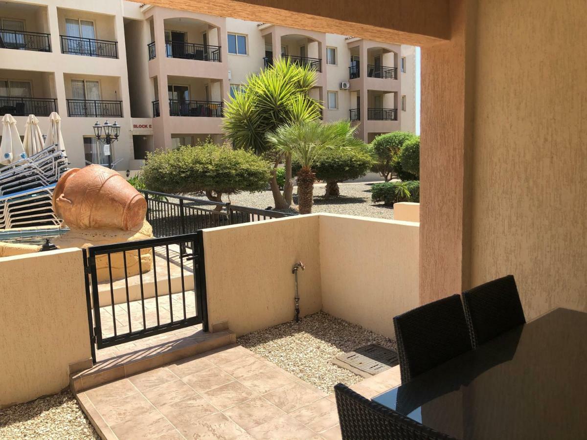 Royal Seacrest Apartment Paphos Ngoại thất bức ảnh