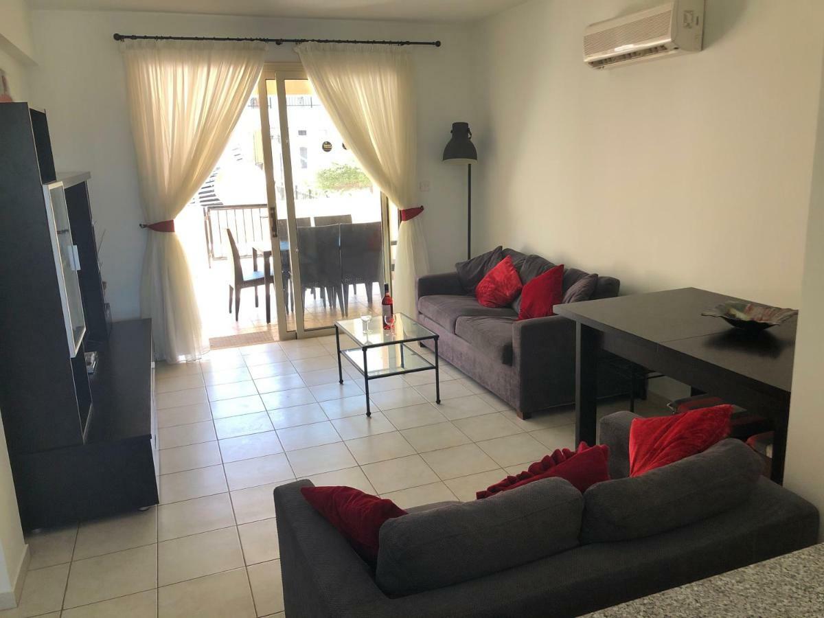 Royal Seacrest Apartment Paphos Ngoại thất bức ảnh