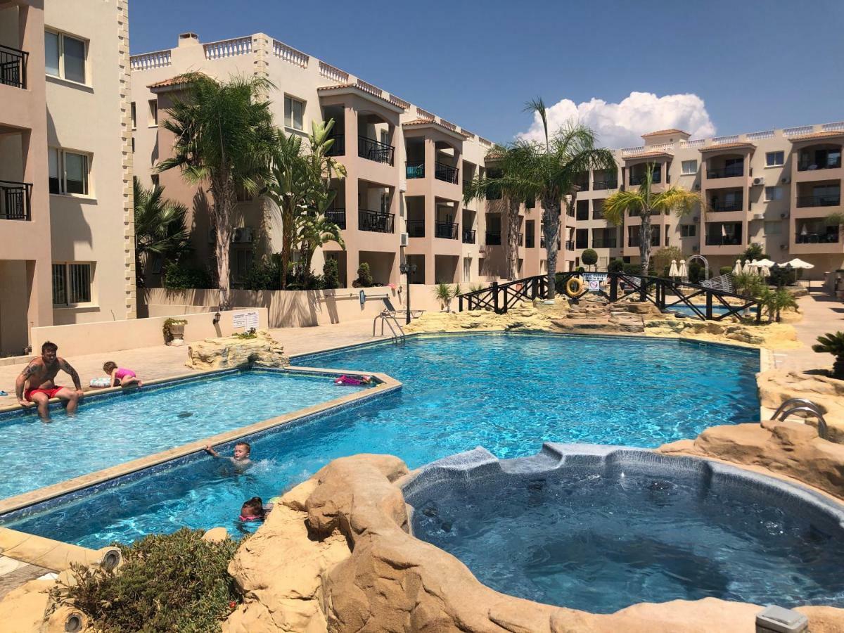 Royal Seacrest Apartment Paphos Ngoại thất bức ảnh