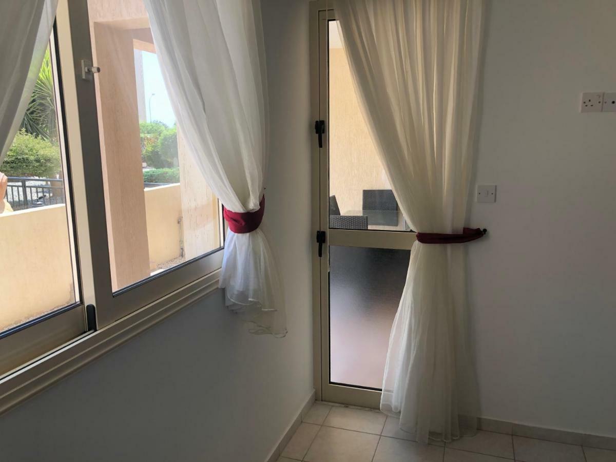 Royal Seacrest Apartment Paphos Ngoại thất bức ảnh